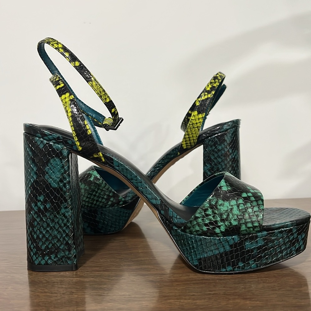 VINCE CAMUTO  snake print platform ankle strap sandals, size 8,